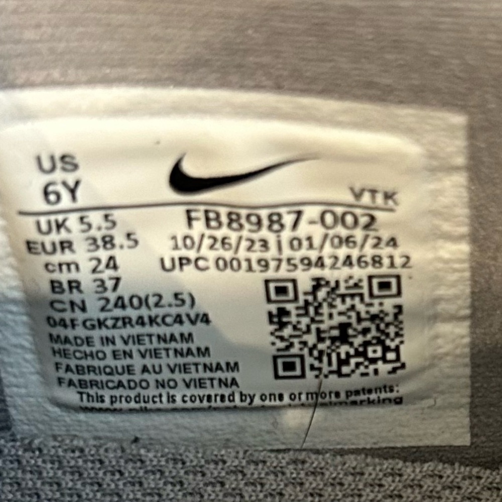 Nike Air Max Dn Particle Grey (GS) - FB8987-002 6Y but fits woman size 7.5 - Picture 6 of 6
